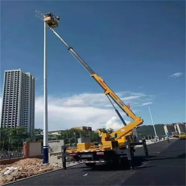 梁山维修路灯的曲臂升降车出租