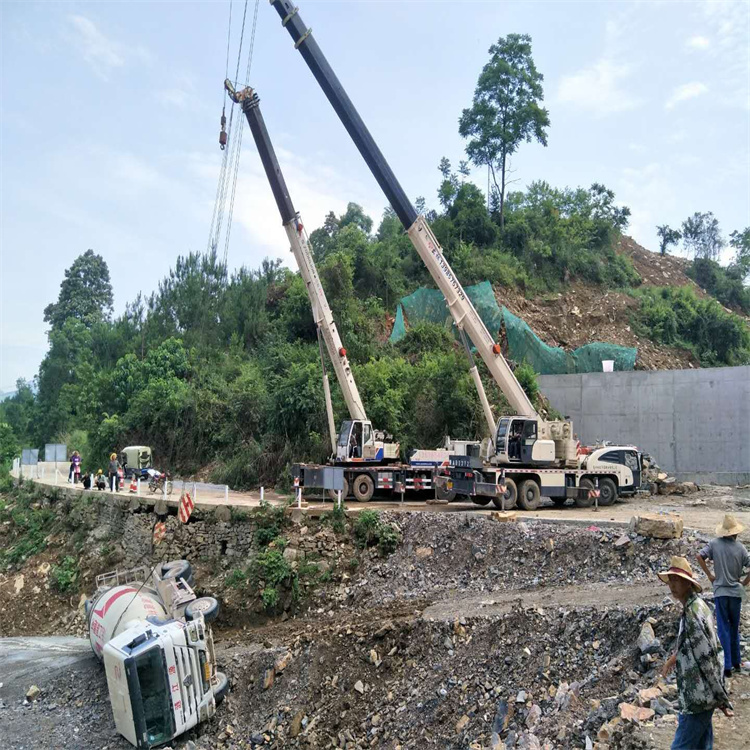 梁山汽车掉沟里叫吊车救援要多少钱